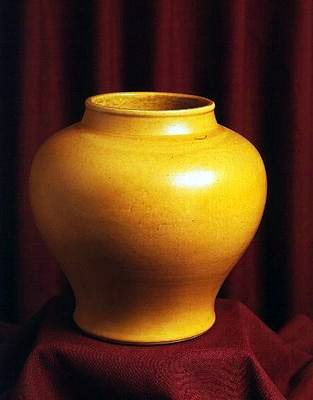 Dóza zdobená lesklým žlutým smaltem, konec 16. století (porcelán) od Ming Dynasty Chinese School