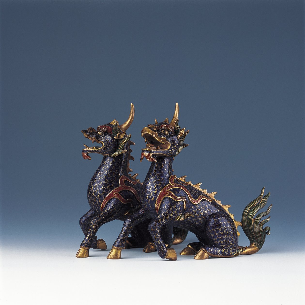 Pár sedícího qilinu (smalt cloisonne a pozlacený bronz) od Ming Dynasty   Wanli Period Chinese School