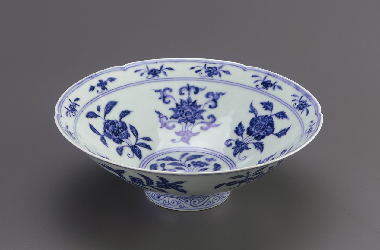 Miska s kónickými stranami a listovým okrajem, Jingdezhen, provincie Jiangxi, 1426-35 (porcelán s kobaltovým pigmentem pod čirou bezbarvou glazurou) od Ming Dynasty Chinese School