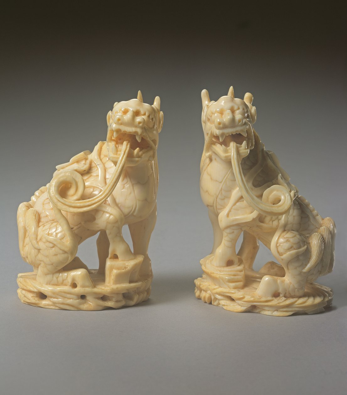 Pár vyřezávaných Qilin (viz také 272190) od Ming Dynasty Chinese School