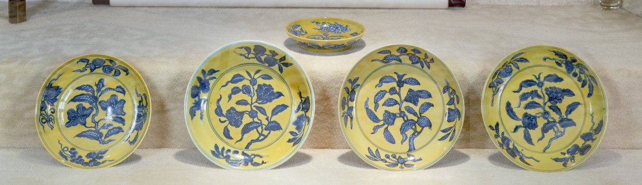 Žluté mleté nádobí malované podglazurní modrou, dynastie Ming (keramika) od Ming Dynasty Chinese School