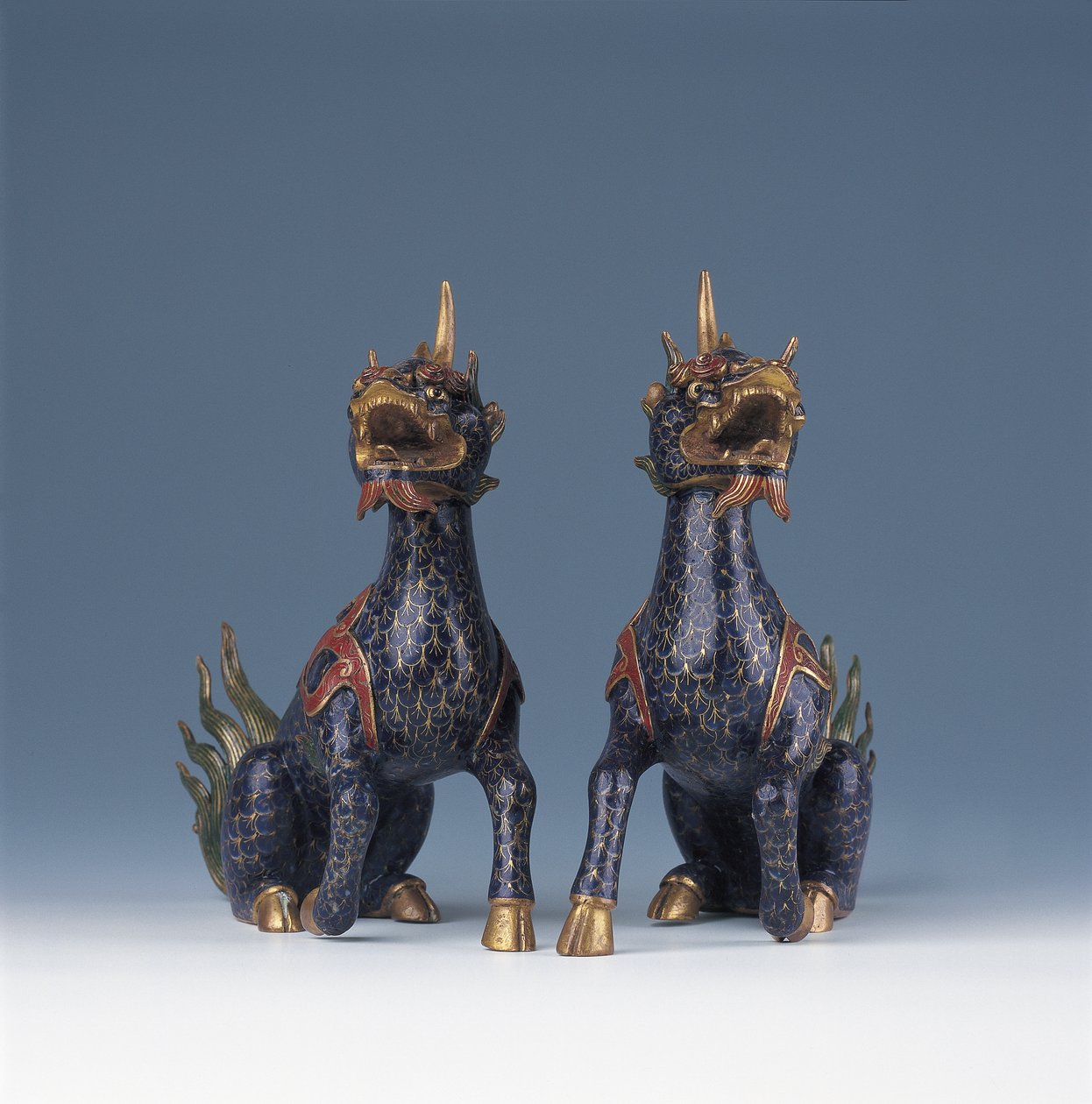 Pár sedícího qilinu (smalt cloisonne a pozlacený bronz) od Ming Dynasty   Wanli Period Chinese School