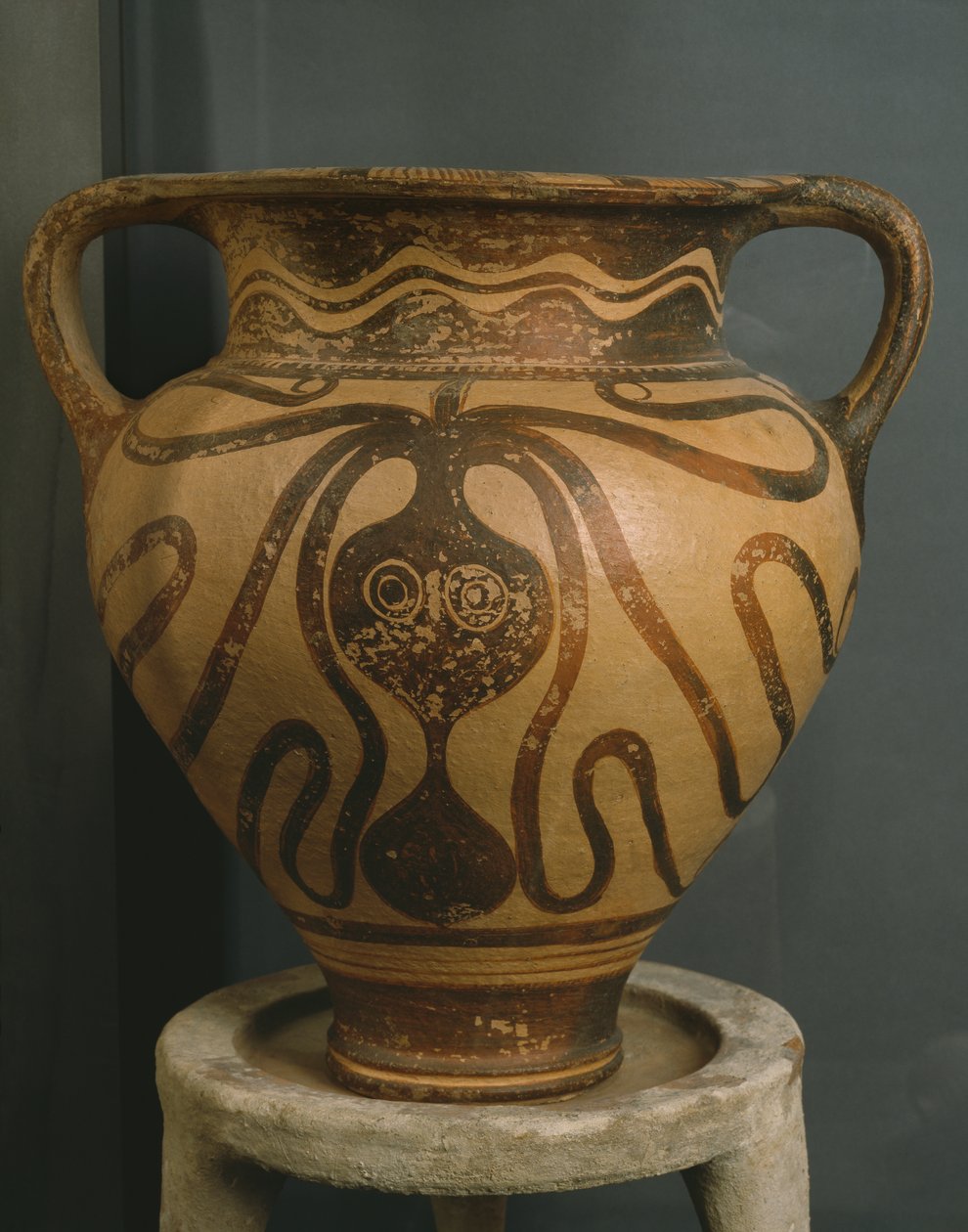 Kráter s designem chobotnice, z Ligortynos, Messara, Kréta, pozdní minojské období III A - III B, cca 1400-1200 př. n. l. (malovaná kamenina) od Minoan