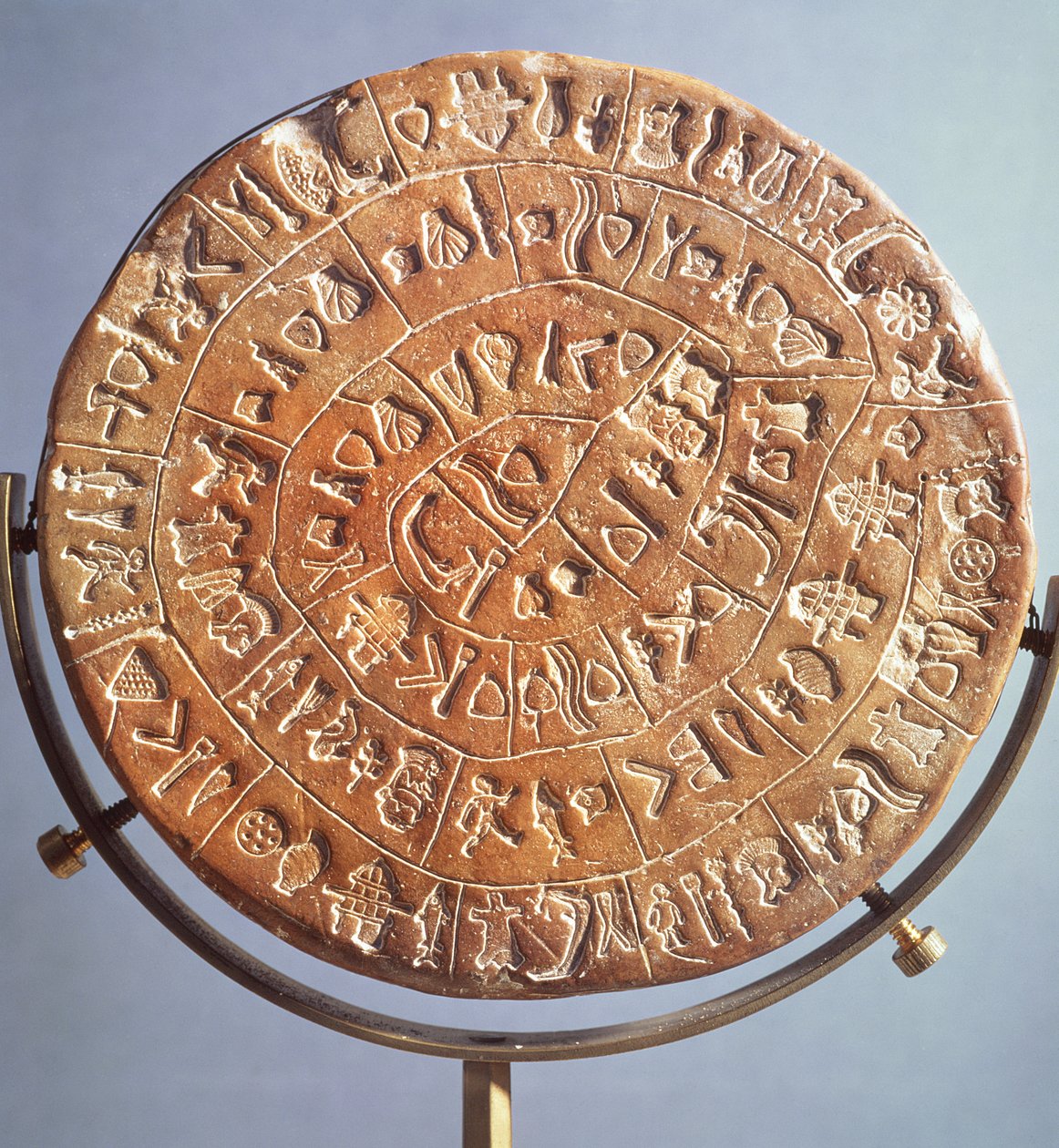 Phaistos Disc, se symboly neznámého významu, z Kréty, cca 1650 př. n. l. (hlína) (na druhé straně viz 106116) od Minoan