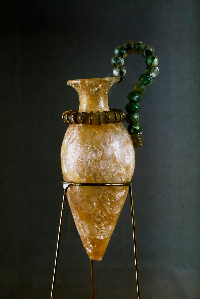 Minojské umění: rhython nebo rhyton nebo rython (váza s přístrojem) z horského křišťálu a mědi z pokladnice svatyně Zakros na Krétě. 1700-1400 př.nl, archeologické muzeum - minojské umění: horský křišťál a měděný rhyton (rituální postřikovač) z pokladu od Minoan
