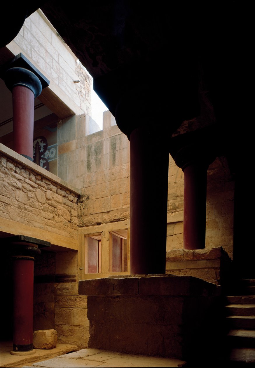 Minojské umění: pohled do interiéru paláce krále Minose v Cnossos (Knossos), orientální schodiště a světlík. 1600-1400 před naším letopočtem. Kréta od Minoan