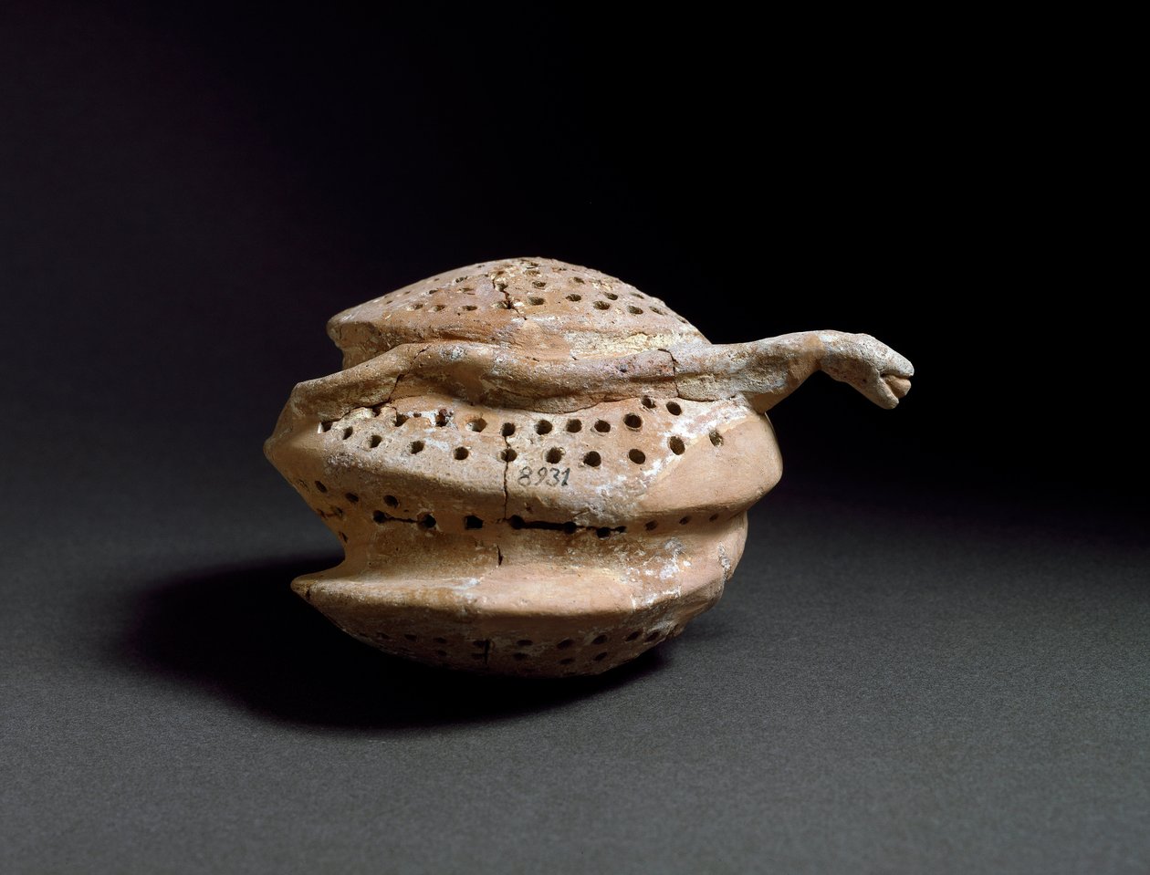 Art egeen: keramická váza ve tvaru plástve a hada. Z Cnossos (Knossos). 1700-1450 před naším letopočtem. Heraklion, Archeologické muzeum od Minoan
