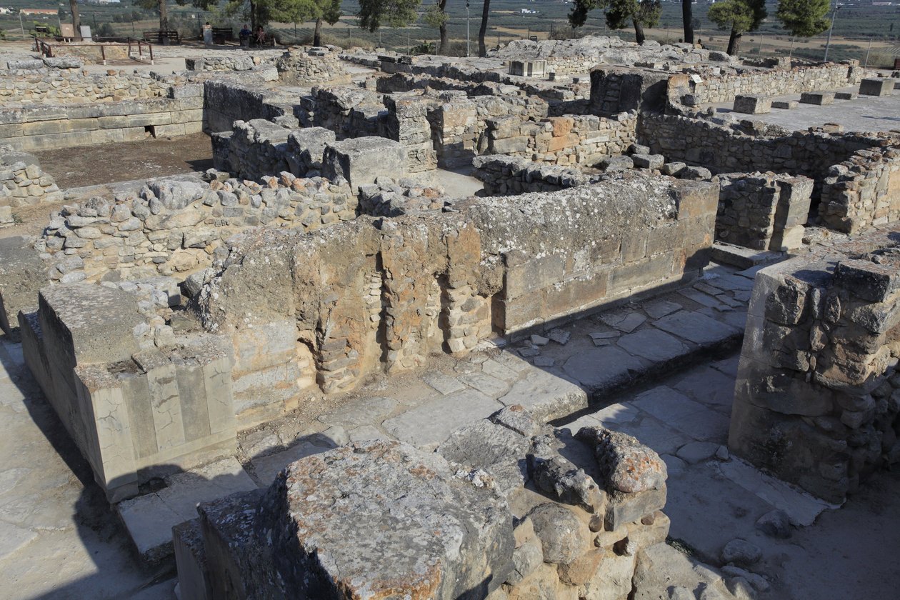 Minojské archeologické naleziště Phaistos. Severovýchodní komplex. Komplex čtyř pokojů přímo sousedících se starým palácem. Tyto místnosti sloužily k uložení cenných rituálních nádob. Slavný „“ disk Phaistos“ s hieroglyfickým písmem zde byl nalezen spolu s od Minoan