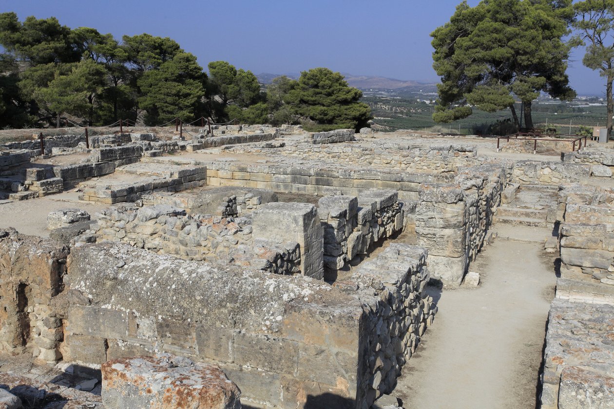 Minojské archeologické naleziště Phaistos. Severovýchodní komplex. Komplex čtyř pokojů přímo sousedících se starým palácem. Tyto místnosti sloužily k uložení cenných rituálních nádob. Slavný „“ disk Phaistos“ s hieroglyfickým písmem zde byl nalezen spolu s od Minoan