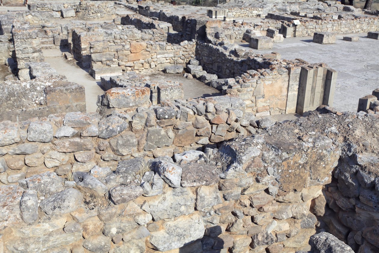 Minojské archeologické naleziště Phaistos. Severovýchodní komplex. Tyto místnosti sloužily k uložení cenných rituálních nádob. Slavný „“ disk Phaistos“ s hieroglyfickým písmem zde byl nalezen s dalšími hliněnými deskami vepsanými lineárním A. Existují také od Minoan