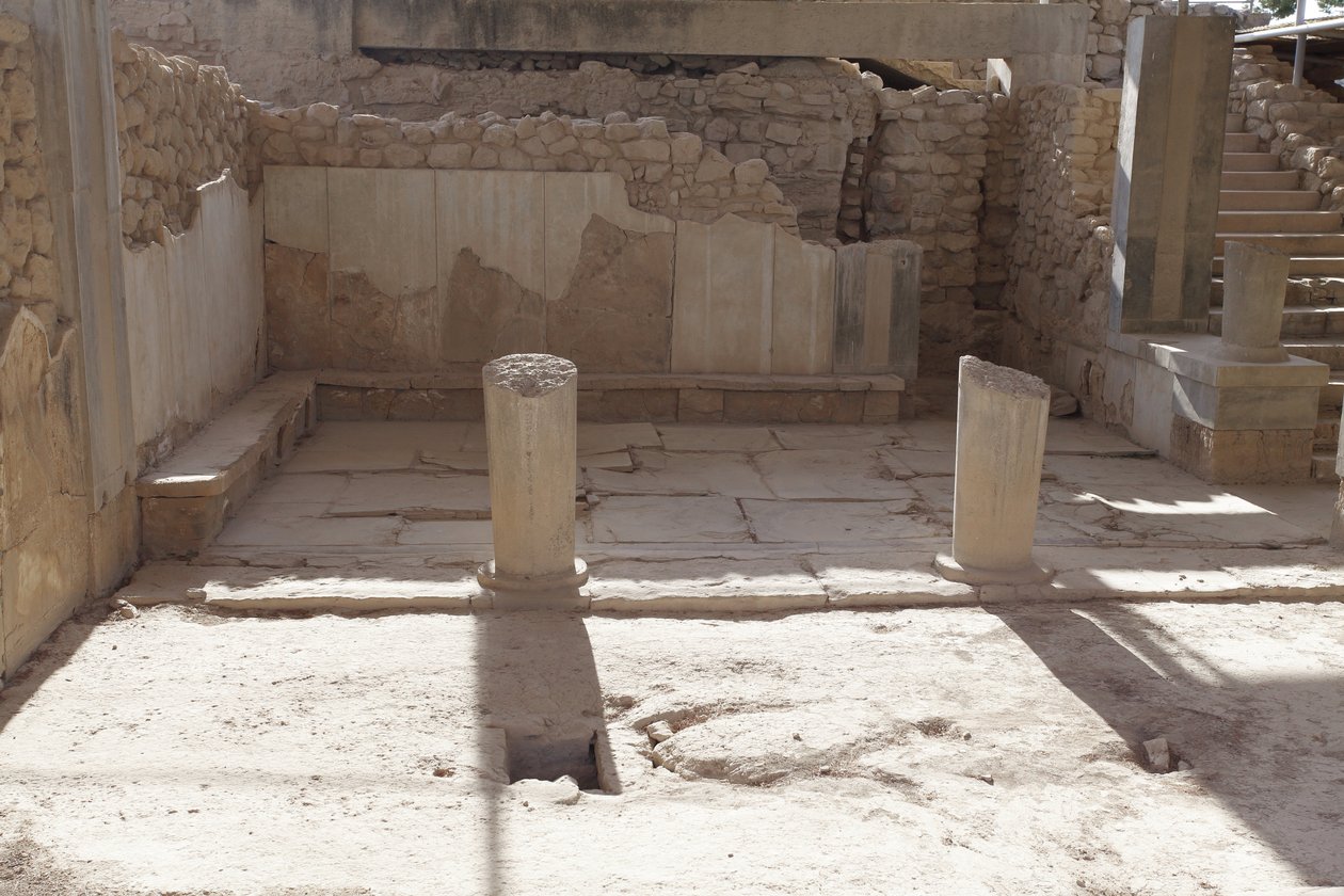 Minojské archeologické naleziště Phaistos. Královnin Megaron (tj. královniny byty). Nejjižnější z „“ Royal Apartmentsof Phaistos. Podlaha byla vydlážděna sádrovými deskami a červenou omítkou vyplňující mezeru. Sádra byla také použita pro thr Benc od Minoan