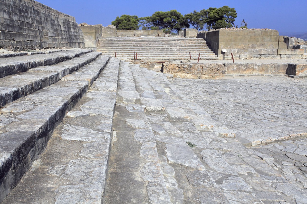 Minojské archeologické naleziště Phaistos. Západní dvůr a oblast divadla. Velký dlážděný dvůr před průčelím a centrálním vchodem do paláce (1900 -1700 př.nl). Tento dvůr hrál důležitou roli v životě obyvatel. Na úpatí od Minoan