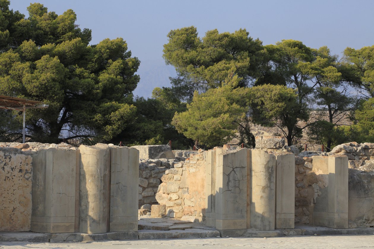 Minojské archeologické naleziště Phaistos. Brána severního křídla ústící z centrálního dvora. Severní křídlo je nejdůležitějším křídlem paláce, protože se v něm věří, že v něm sídlily „“královské apartmány“. Brána vedoucí do komplexu „ od Minoan