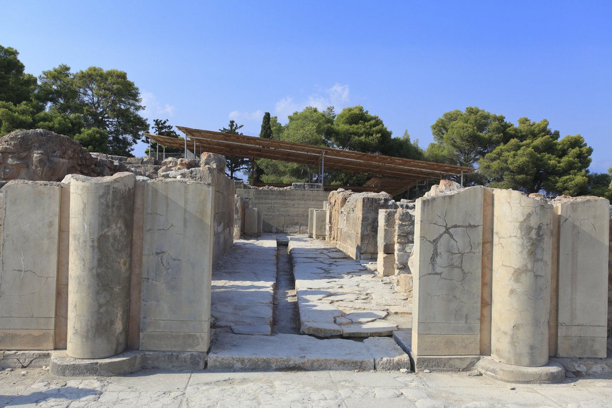 Minojské archeologické naleziště Phaistos. Brána severního křídla ústící z centrálního dvora. Severní křídlo je nejdůležitějším křídlem paláce, protože se v něm věří, že v něm sídlily „“královské apartmány“. Brána vedoucí do komplexu „ od Minoan