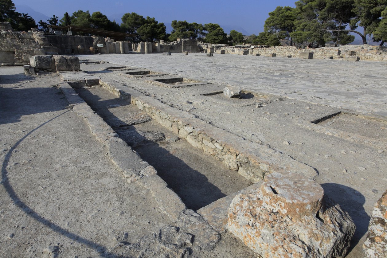 Minojské archeologické naleziště Phaistos. Celkový pohled na centrální nádvoří ze svatyní západního křídla. Centrální nádvoří je základním architektonickým prvkem minoenského paláce. Je to jádro, kolem kterého jsou zasazena různá křídla. Tento centrální dv od Minoan