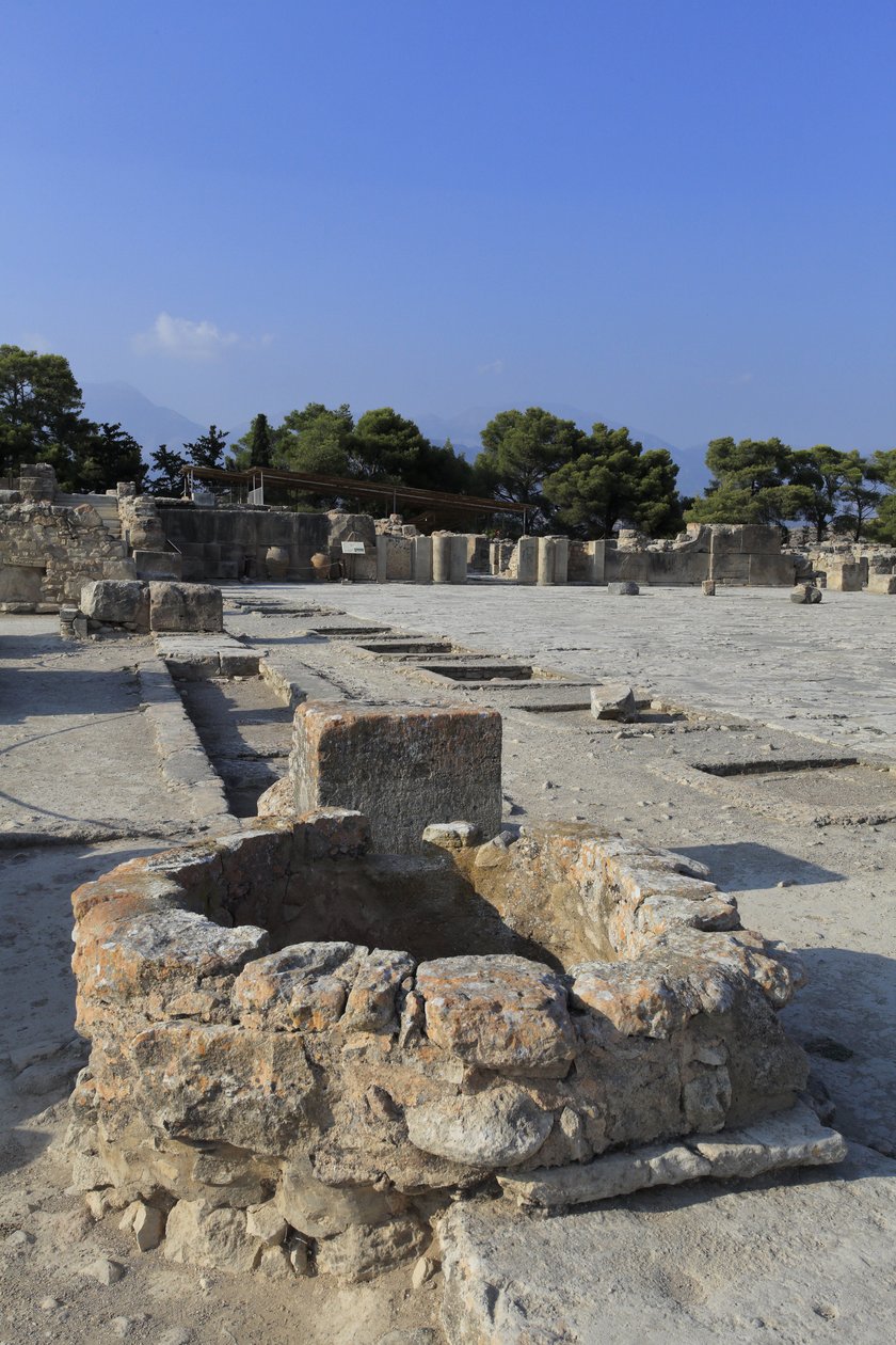 Minojské archeologické naleziště Phaistos. Celkový pohled na centrální dvůr ze svatyní západního křídla. Centrální nádvoří je základním architektonickým prvkem Minoenského paláce. Je to jádro, kolem kterého jsou zasazena různá křídla. Tento ústřední dvůr b od Minoan