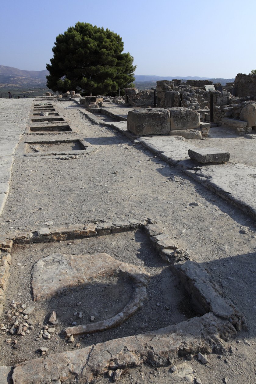 Minojské archeologické naleziště Phaistos. Celkový pohled na svatyně západního křídla podél centrálního dvora ze severního křídla. Existovaly dva typy svatyní: „Svatyně na lavici“ a „Lutrální pánev“. „Svatyně lavice“ byla malá a obdélníková místnost s nízk od Minoan