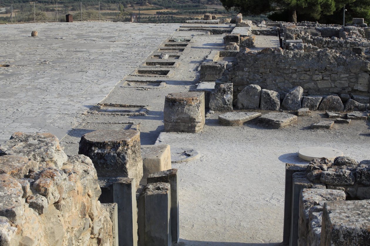 Minojské archeologické naleziště Phaistos. Celkový pohled na svatyně západního křídla podél centrálního dvora ze severního křídla. Existovaly dva typy svatyní: „Svatyně na lavici“ a „Lutrální pánev“. „Svatyně lavice“ byla malá a obdélníková místnost s nízk od Minoan