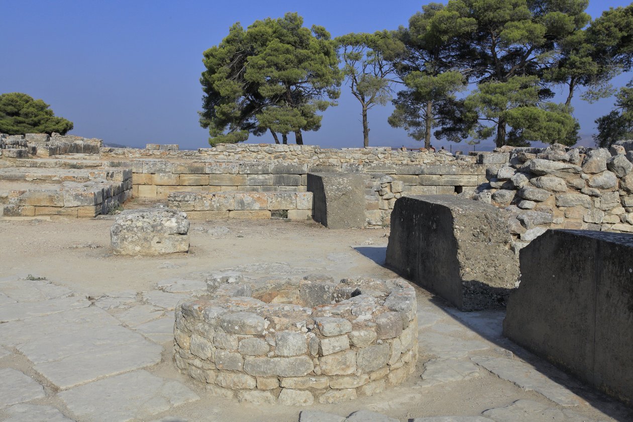Minojské archeologické naleziště Phaistos. Část severovýchodního komplexu. Komplex čtyř pokojů přímo sousedících se starým palácem. Tyto místnosti sloužily k uložení cenných rituálních nádob. Byl nalezen slavný ""Phaistosův disk" s hieroglyfickým písmem od Minoan