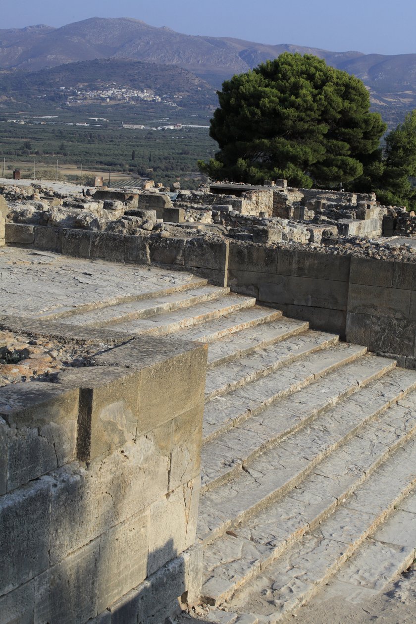 Minojské archeologické naleziště Phaistos. Schodiště začínající na západním nádvoří a vedoucí do Propylaje, hlavního a nejpůsobivějšího vstupu do nového paláce (1700-1450 př.nl). Phaistos, Kréta. od Minoan