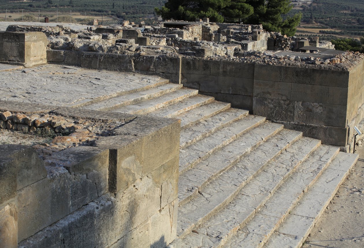 Minojské archeologické naleziště Phaistos. Schodiště začínající na západním nádvoří a vedoucí do Propylaje, hlavního a nejpůsobivějšího vstupu do nového paláce (1700-1450 př.nl). Phaistos, Kréta. od Minoan