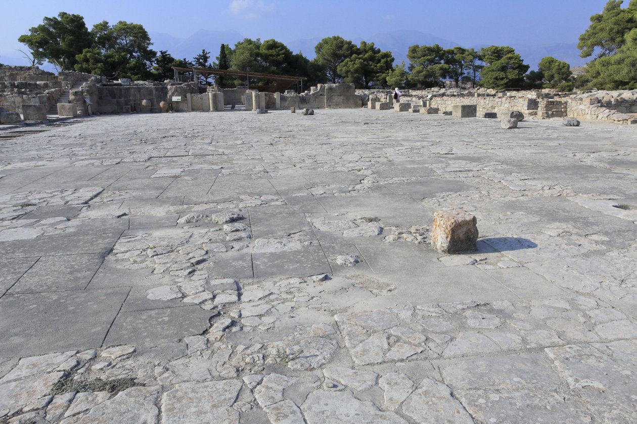 Minojské archeologické naleziště Phaistos. Centrální nádvoří, základní architektonický prvek paláce Minoen. Je to jádro, kolem kterého jsou zasazena různá křídla. Tento centrální dvůr byl postaven v době starého paláce (1900-1700 př.nl). Bylo použito i v t od Minoan