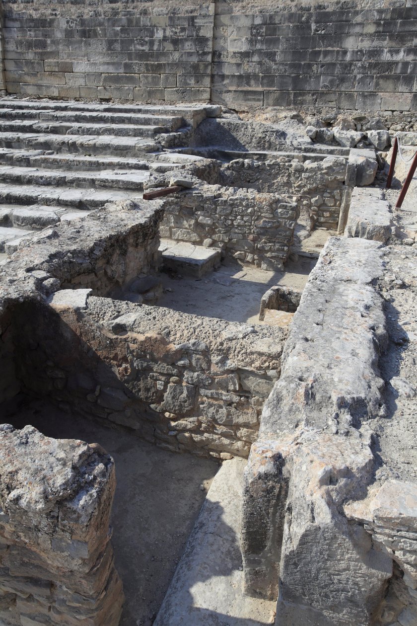 Minojské archeologické naleziště Phaistos. Tripartitní svatyně. Tento komplex místností před palácem byl malou svatyní. Phaistos, Kréta. od Minoan