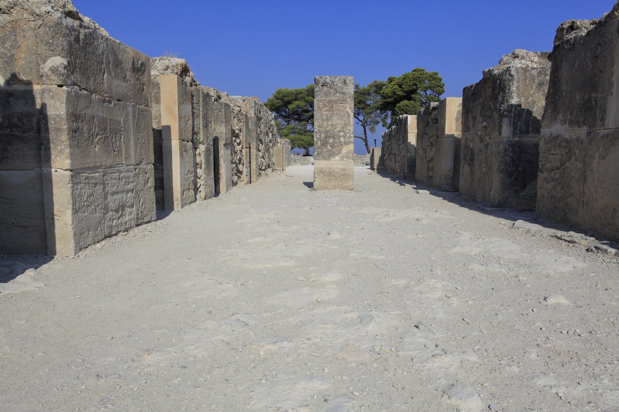 Minojské archeologické naleziště Phaistos. Západní časopisy. Velký komplex palácových skladů. Skládá se z předsíně, chodby skladů a samotných skladů. Vpravo a vlevo od chodby bylo 11 zásobníků, ve kterých t od Minoan