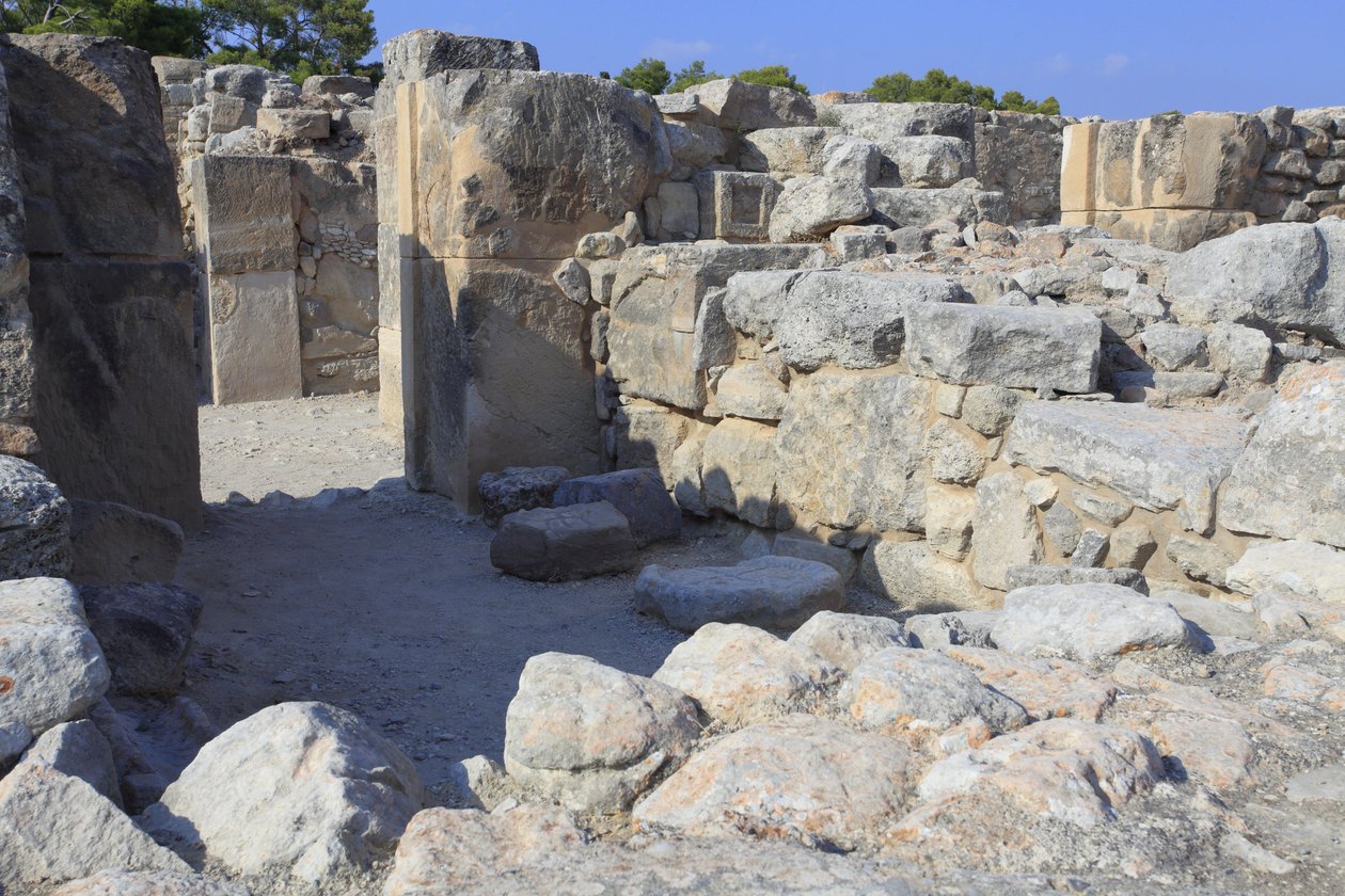 Minojské archeologické naleziště Phaistos. Západní časopisy. Velký komplex palácových skladů. Pohled na některé z 11 časopisů, ve kterých bylo uloženo zboží paláce (1900-1700 př.nl) Phaistos, Kréta. od Minoan