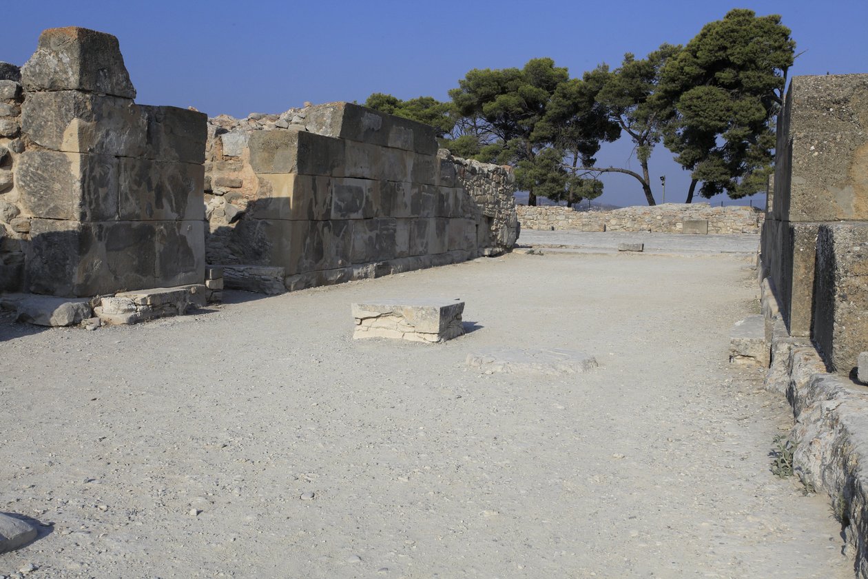 Minojské archeologické naleziště Phaistos. Západní časopisy. Velký komplex palácových skladů. Skládá se z předsíně, chodby skladů a samotných skladů. Vpravo a vlevo od chodby bylo 11 zásobníků, ve kterých t od Minoan