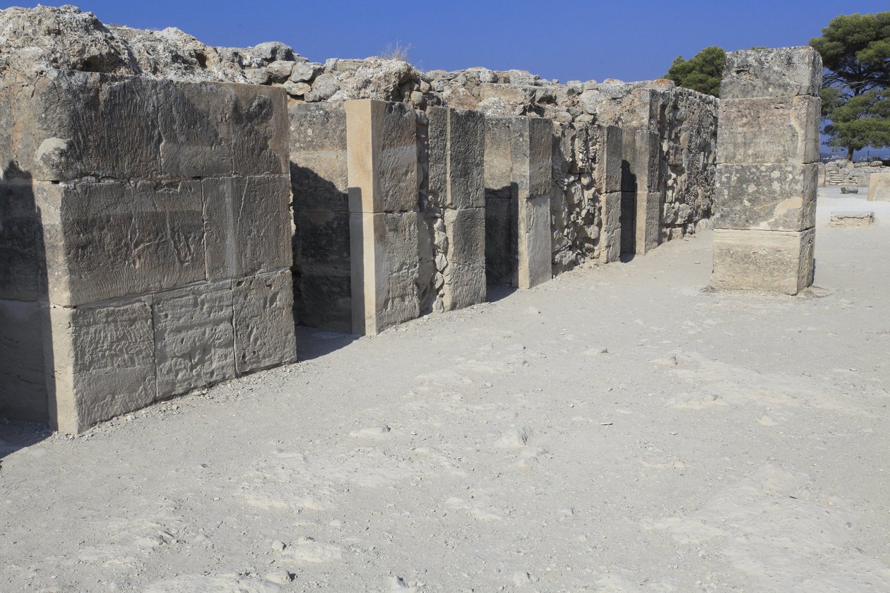 Minojské archeologické naleziště Phaistos. Západní časopisy. Velký komplex palácových skladů. Skládá se z předsíně, chodby skladů a samotných skladů. Vpravo a vlevo od chodby bylo 11 zásobníků, ve kterých t od Minoan