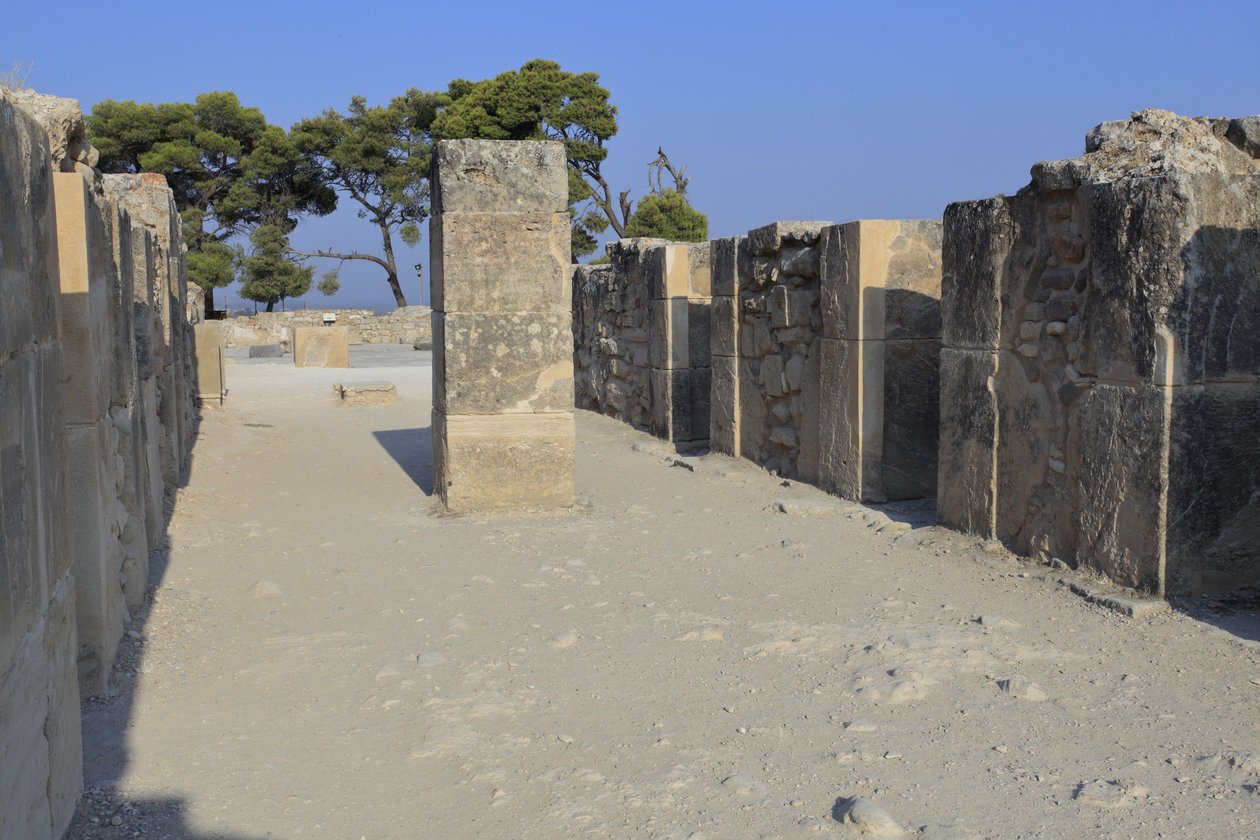 Minojské archeologické naleziště Phaistos. Západní časopisy. Velký komplex palácových skladů. Skládá se z předsíně, chodby skladů a samotných skladů. Vpravo a vlevo od chodby bylo 11 zásobníků, ve kterých t od Minoan