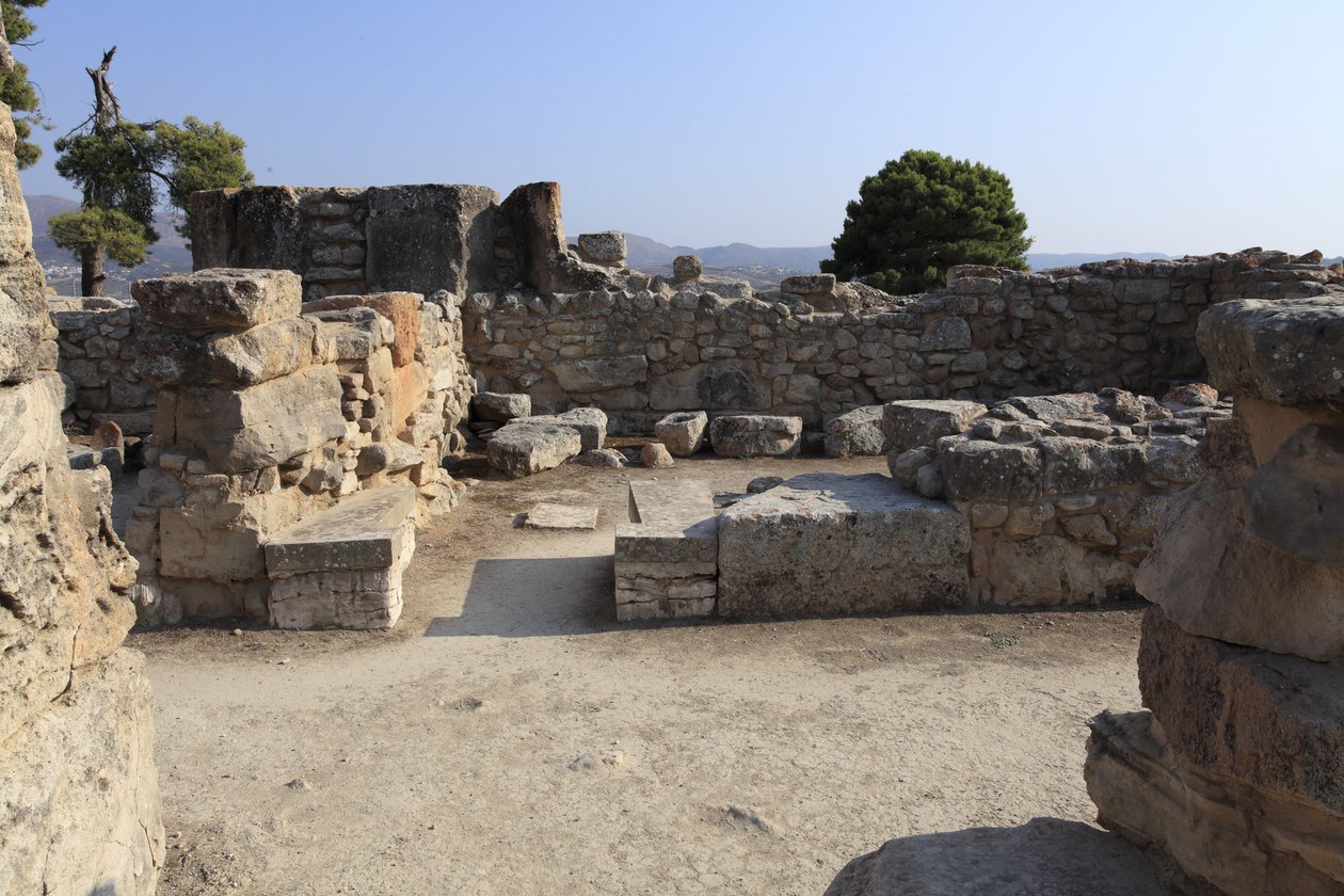 Minojské archeologické naleziště Phaistos. Pohled na „“Lavicovou svatyni“ v západním křídle. „Lavicová svatyně“ byla malá a obdélníková místnost s nízkými lavicemi, které se táhly kolem zdí na podporu kultovních předmětů a sošky božstva. Na některých z nic od Minoan