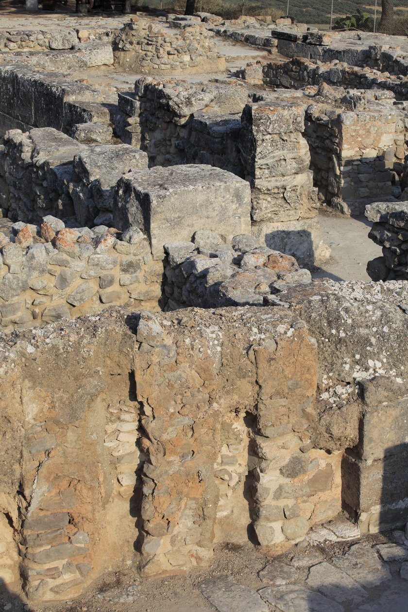 Minojské archeologické naleziště Phaistos. Pohled na severovýchodní komplex. Komplex čtyř pokojů přímo sousedících se starým palácem. Tyto místnosti sloužily k uložení cenných rituálních nádob. Byl nalezen slavný „“ disk Phaistos“ s hieroglyfickým písmem h od Minoan