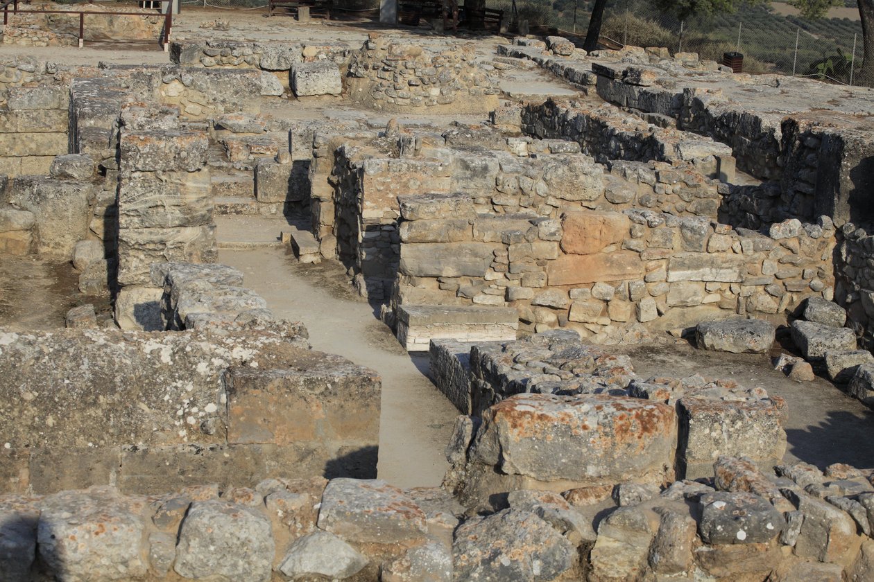 Minojské archeologické naleziště Phaistos. Pohled na severovýchodní komplex. Komplex čtyř pokojů přímo sousedících se starým palácem. Tyto místnosti sloužily k uložení cenných rituálních nádob. Byl nalezen slavný „“ disk Phaistos“ s hieroglyfickým písmem h od Minoan