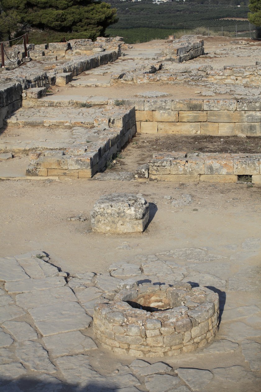 Minojské archeologické naleziště Phaistos. Pohled na severovýchodní komplex. Komplex čtyř pokojů přímo sousedících se starým palácem. Tyto místnosti sloužily k uložení cenných rituálních nádob. Byl nalezen slavný „“ disk Phaistos“ s hieroglyfickým písmem h od Minoan