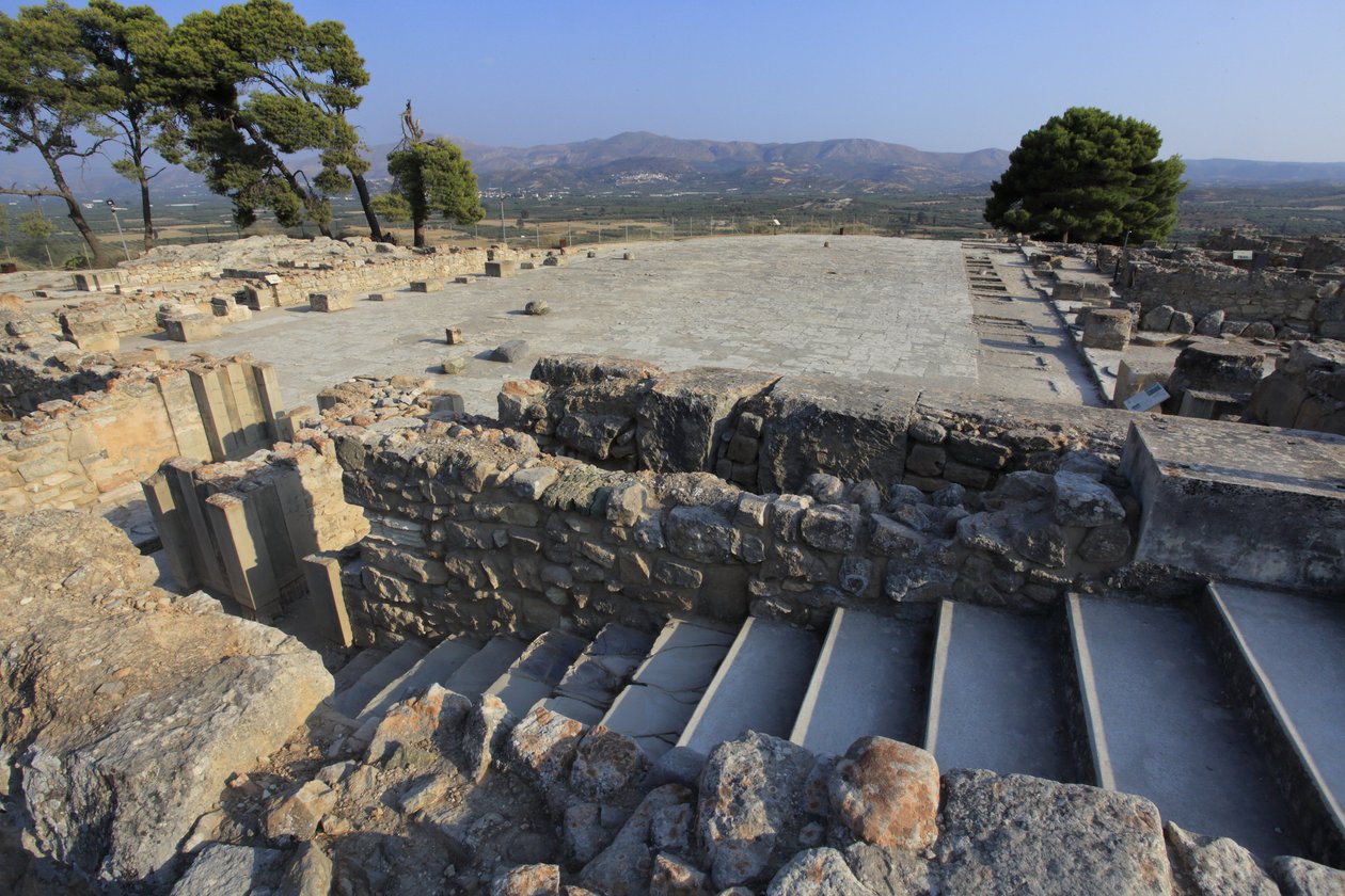Minojské archeologické naleziště Phaistos. Pohled na centrální dvůr ze severního křídla. Centrální dvůr byl základním architektonickým prvkem minoenského paláce. Je to jádro, kolem kterého jsou zasazena různá křídla. Tento centrální dvůr byl postaven v r od Minoan