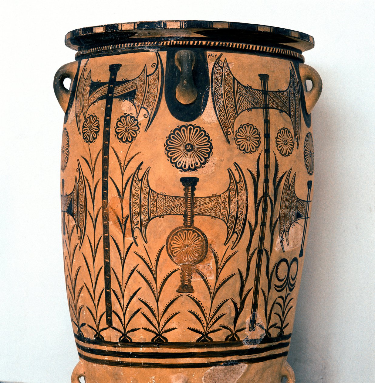 Minojské umění: terakotová váza z období Neopalatiale zdobí symboly božstev a reprezentace oblohy a země a také dvojitou sekeru, symbol krétské civilizace. Z Knossos (Cnossos) Heraklion, Archeologické muzeum Kréta od Minoan
