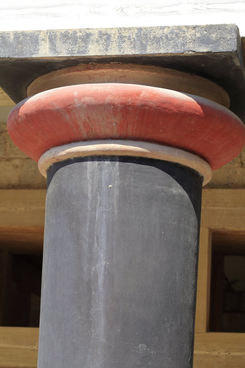 Minoen archeologické naleziště Knossos. Detail sloupu Síně dvojitých os a královny megaron paláce krále Minose. Knossos, Kréta. od Minoan
