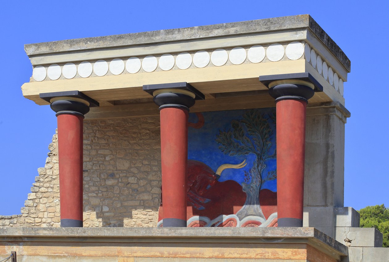 Minoen archeologické naleziště Knossos. Severní vchod, Síň severního pilíře. Bastion zrekonstruovaný Arthurem Evansem, kam umístil kopii zrestaurované reliéfní fresky býka. Knossos, Kréta. od Minoan