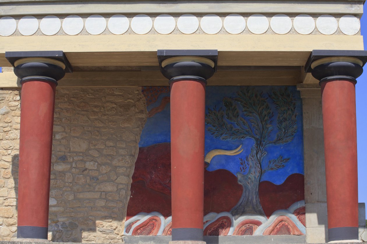 Minoen archeologické naleziště Knossos. Severní vchod, Síň severního pilíře. Bastion zrekonstruovaný Arthurem Evansem, kam umístil kopii zrestaurované reliéfní fresky býka. Knossos, Kréta. od Minoan