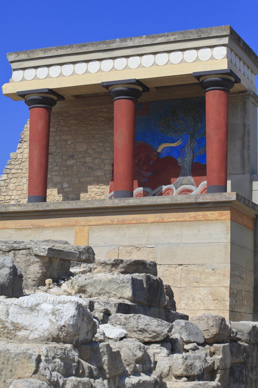 Minoen archeologické naleziště Knossos. Severní vchod, Síň severního pilíře. Bastion zrekonstruovaný Arthurem Evansem, kam umístil kopii zrestaurované reliéfní fresky býka. Knossos, Kréta. od Minoan