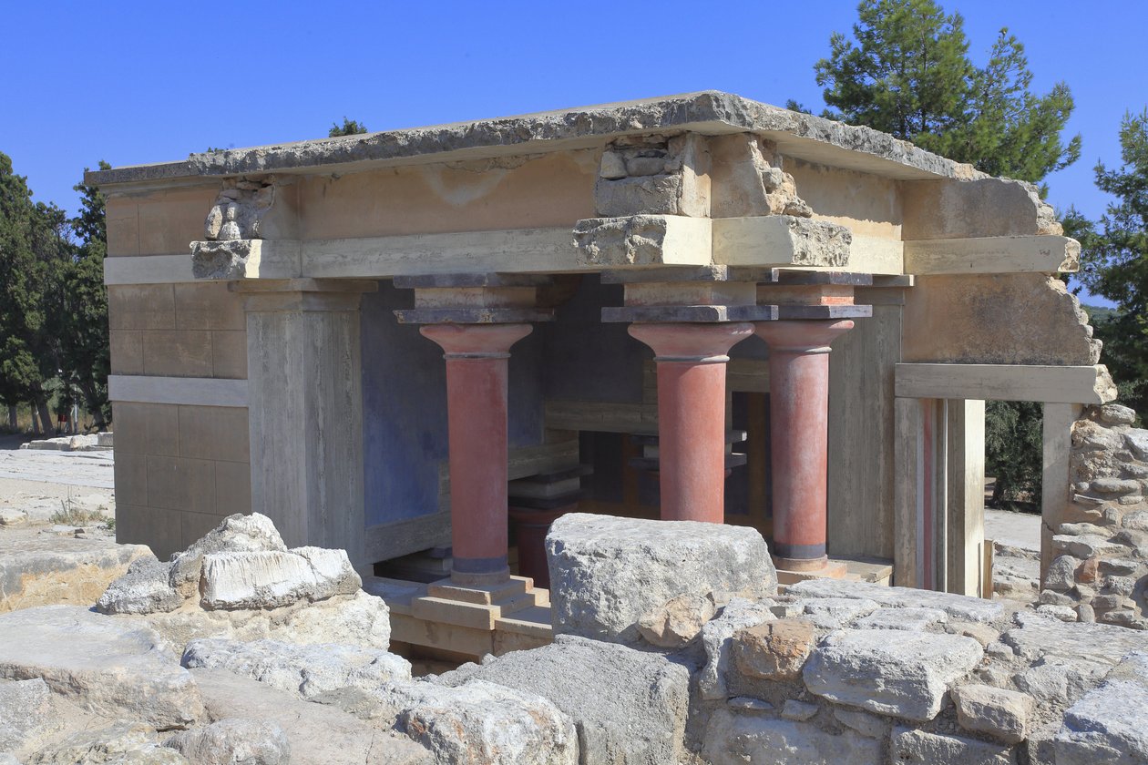 Minoen archeologické naleziště Knossos. Severní lustrální pánve. Severní vchod do paláce. Podle A. Evanse byla tato budova využívána při očistných obřadech, a proto toto místo nazývalo „“Lustální pánve““. Knossos, Kréta. od Minoan