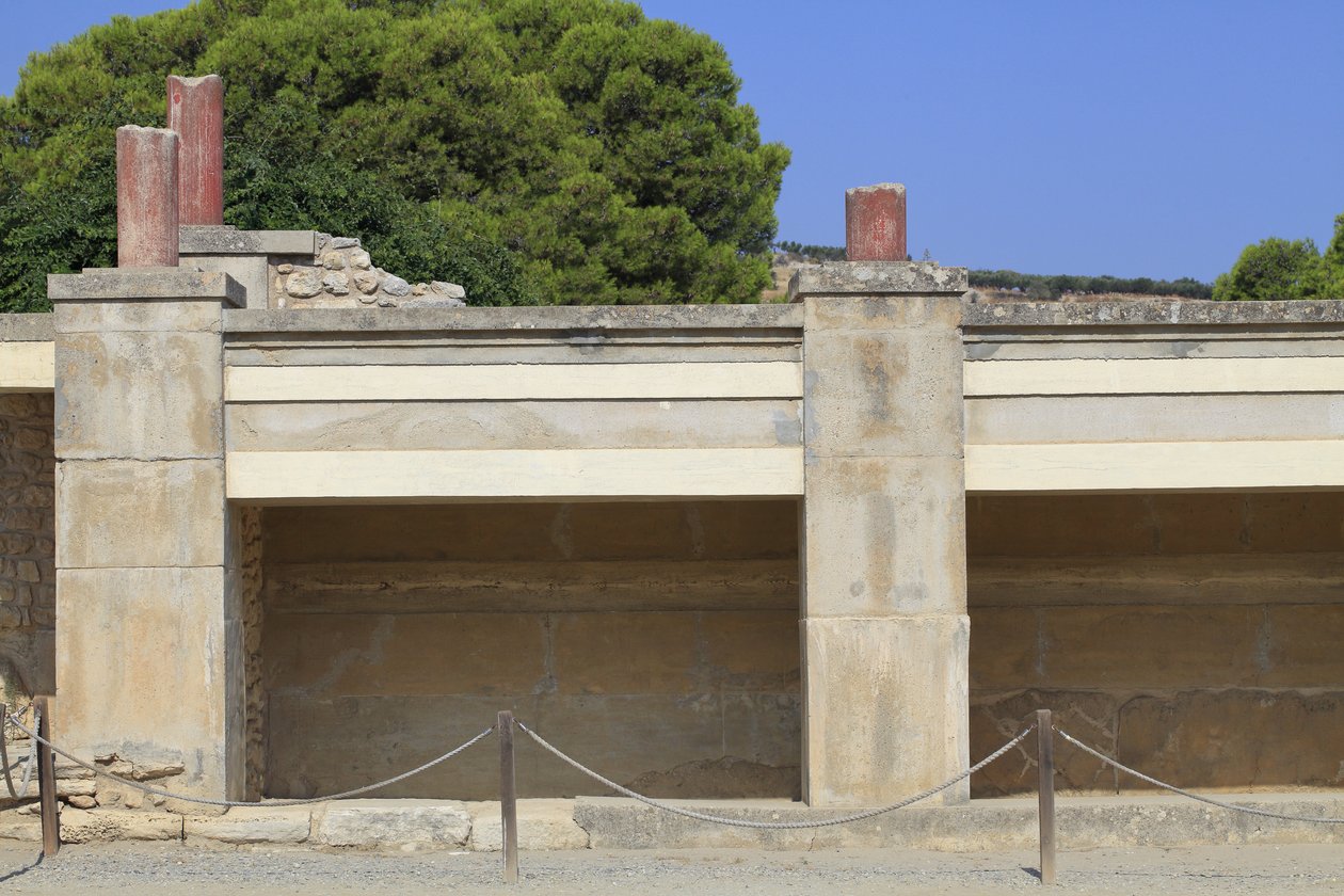 Minoen archeologické naleziště Knossos. Západní křídlo; Aera nazvaná „Tripartitní svatyně“ od A. Evanse. Uvnitř svatyně bylo nalezeno mnoho náboženských předmětů, jako jsou hliněné destičky nebo otisk hliněných pečetí, které mohou souviset s archivem svaty od Minoan