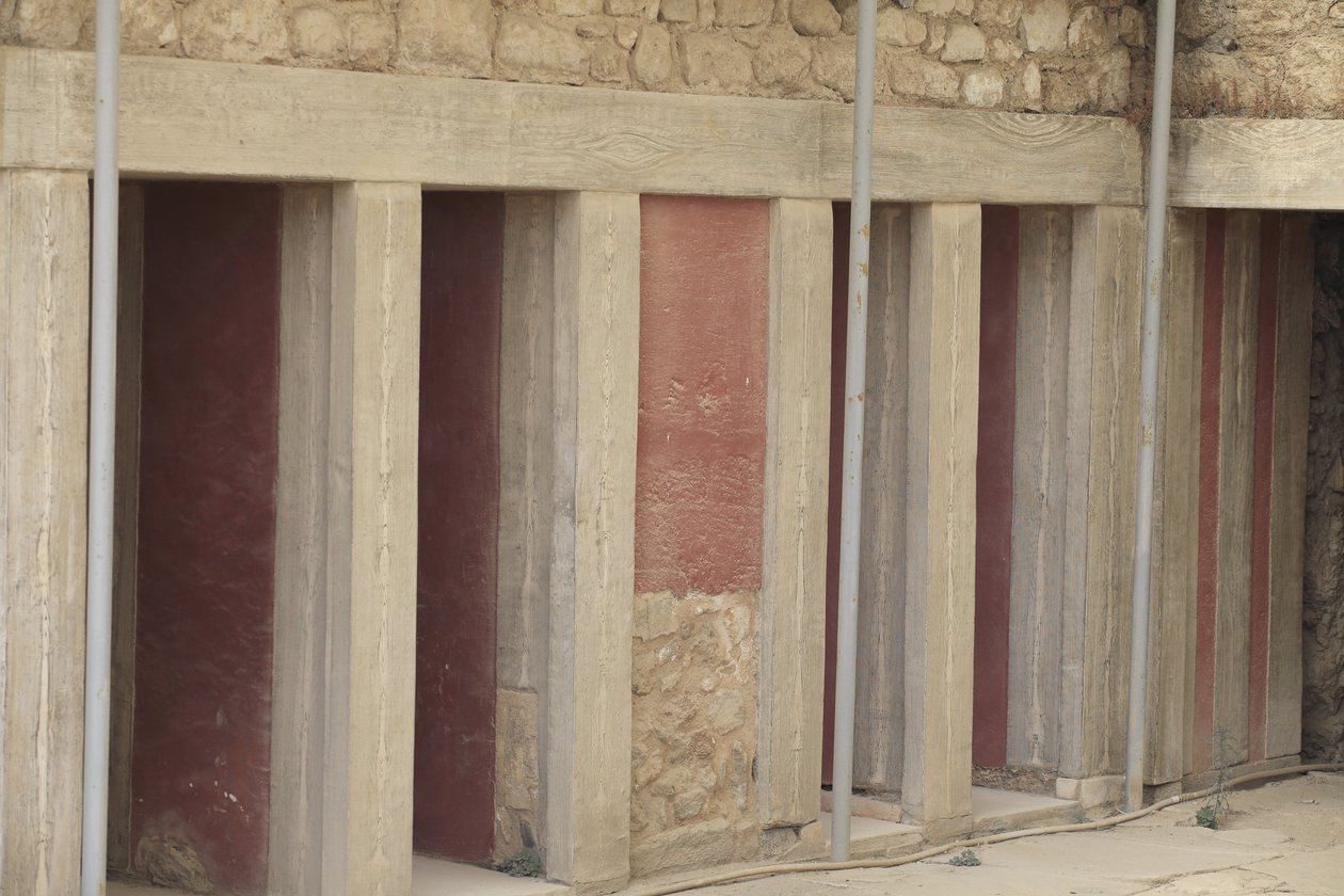 Minoen archeologické naleziště Knossos. Západní křídlo vedle „“tripartitní svatyně““. Místnost se dvěma velkými obdélníkovými sklady zapuštěnými do podlahy. Byly plné hliněných váz a cenných obcí, mezi nimiž byly slavné sošky představující „Hada od Minoan