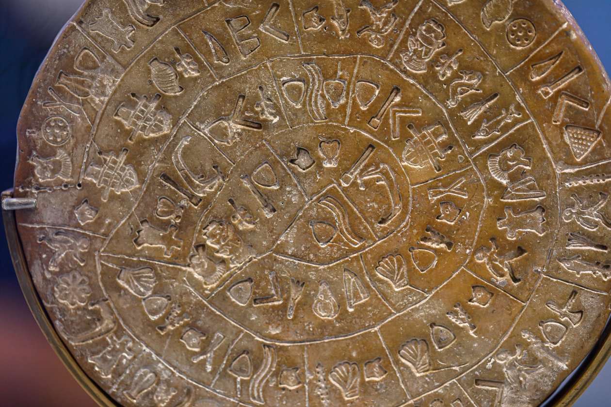 Disk Phaistos. Symbolické znaky uspořádané do spirály (strana A), počátek 17. století před naším letopočtem od Minoan