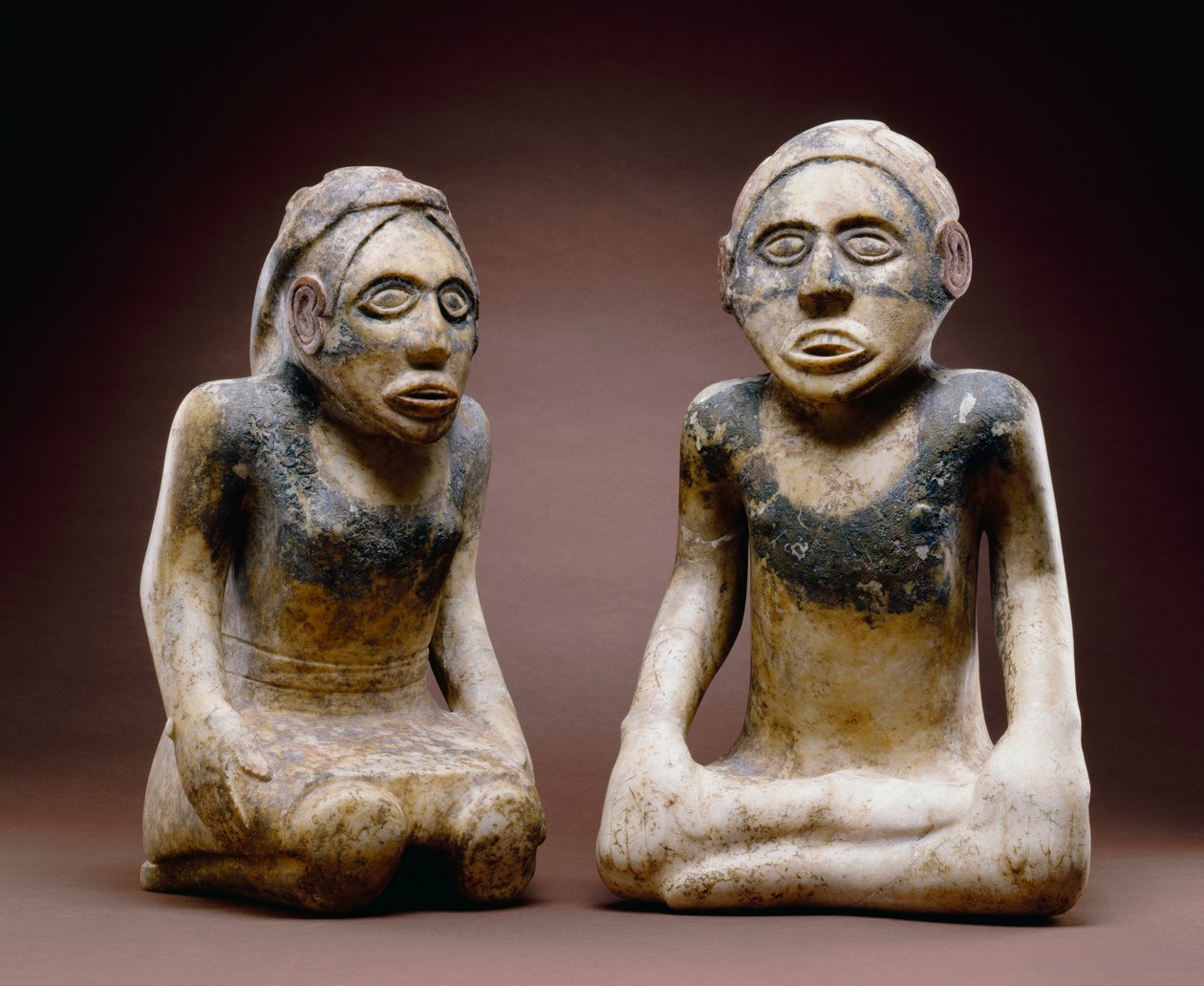 Sedící mužské a ženské postavy, Etowah, 1200-1450 (mramor) (viz také 422895) od Mississippian culture