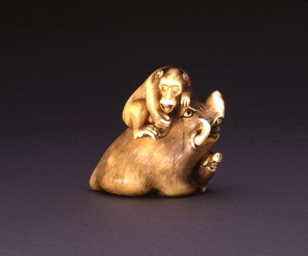 Netsuke, zobrazující kance s opicí, cca 1800-10 (slonovina a vykládaná rohovina) od Mitsuhide