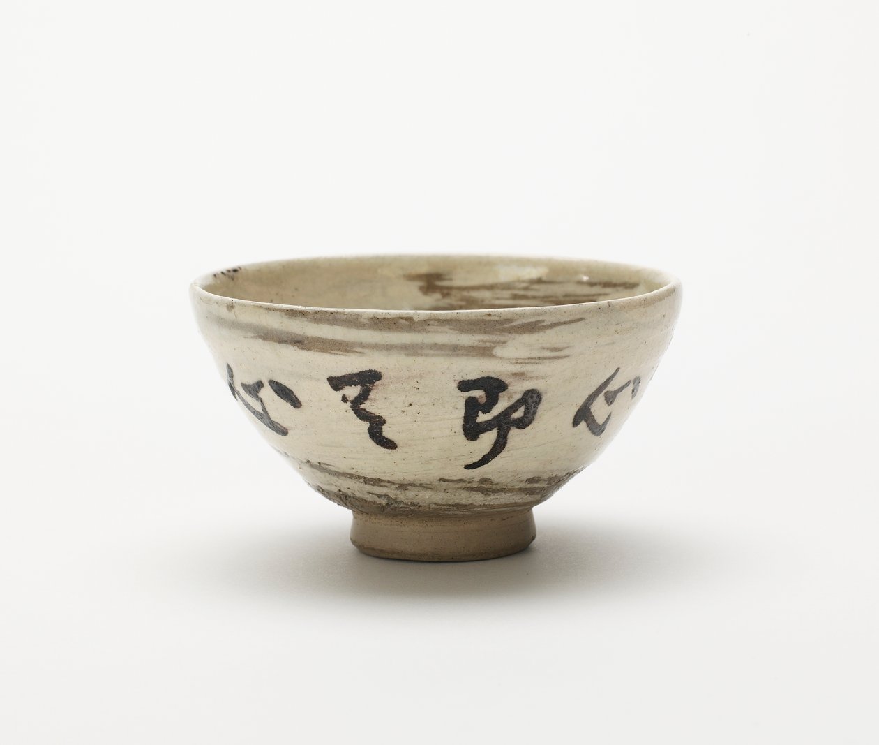 Jeden ze šesti šálků saké nebo sencha, Edo, Musashi, Japonsko, éra Meidži, konec 19. století (hnědá hlína) od Miura Ken