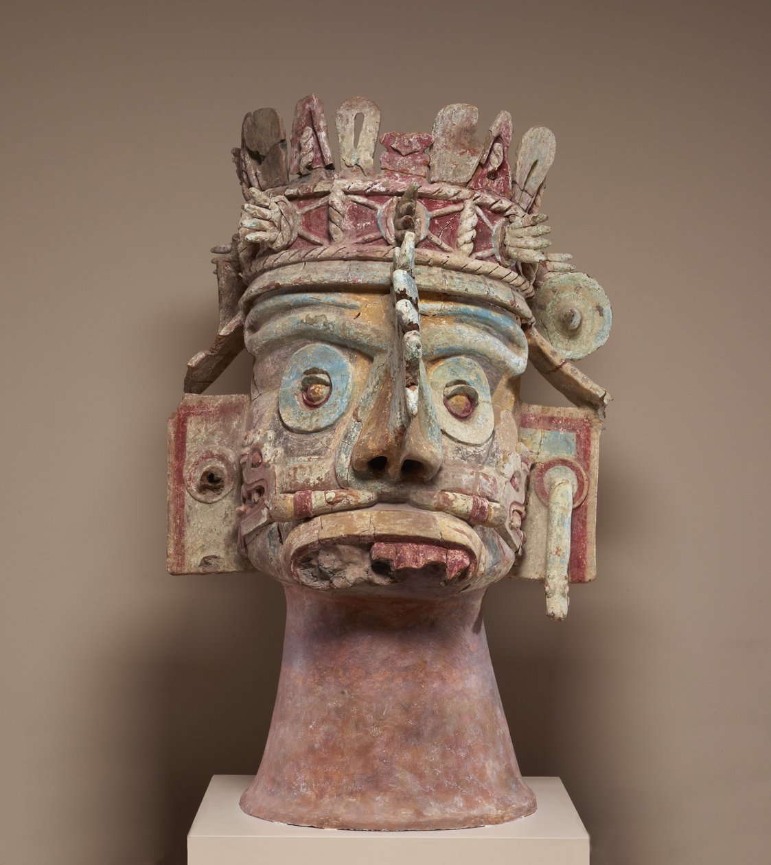 Hlava boha deště Tlaloca, pozdní postklasické období, cca 1300-1521 (keramika, opuka, štuk a barva) od Mixtec Mixtec